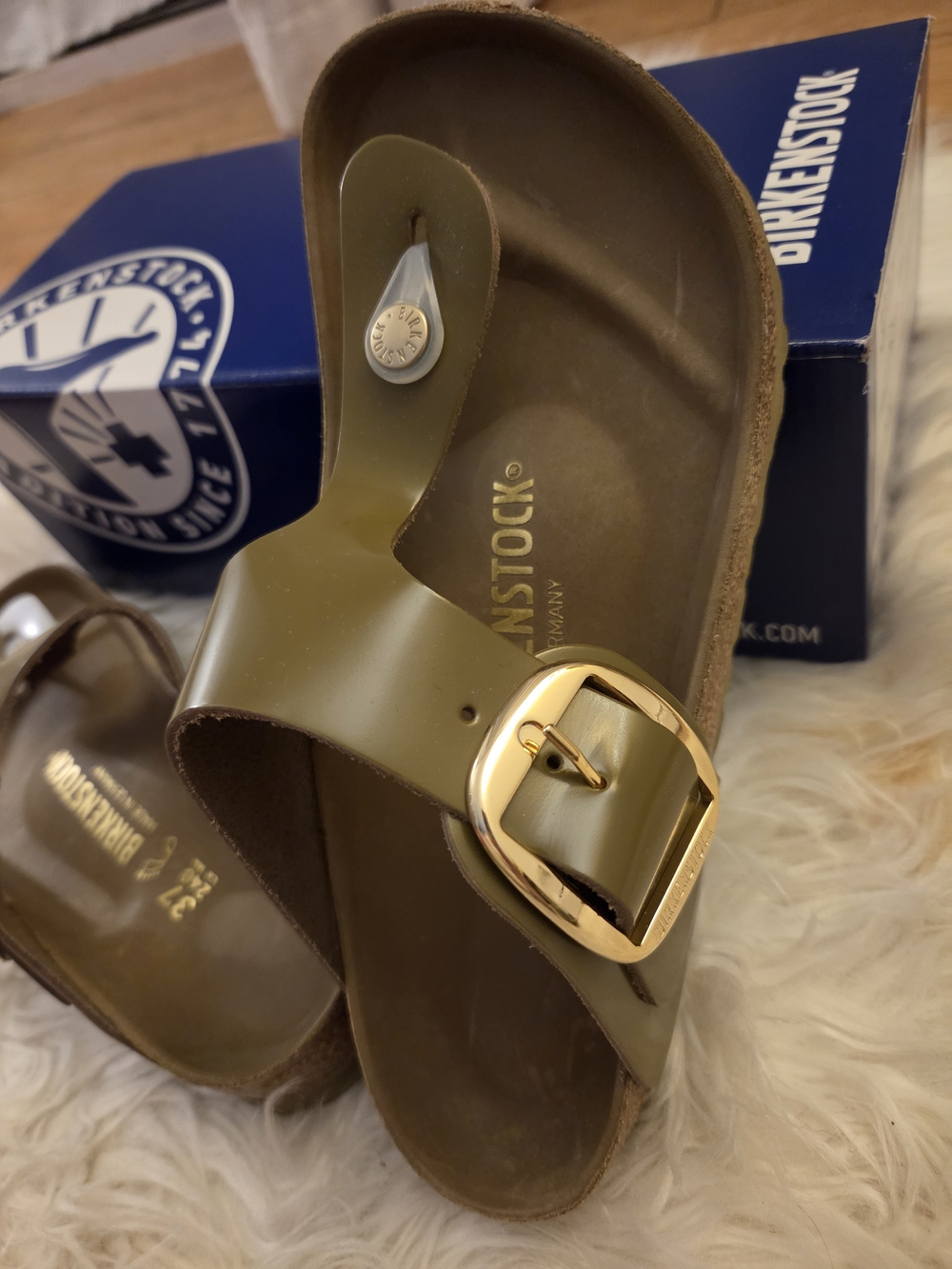New Birkenstock Gizeh Leather Sandal in Olive with Gold Buckle Size 37